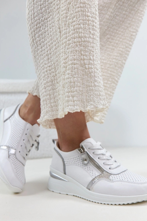 Weiße Leder-Schuhe mit verstecktem...