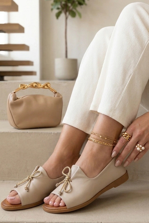 Beige Leder-Ballerinas mit offenem...