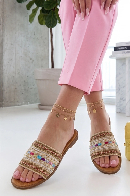 Sandfarbene Pantoletten mit buntem...