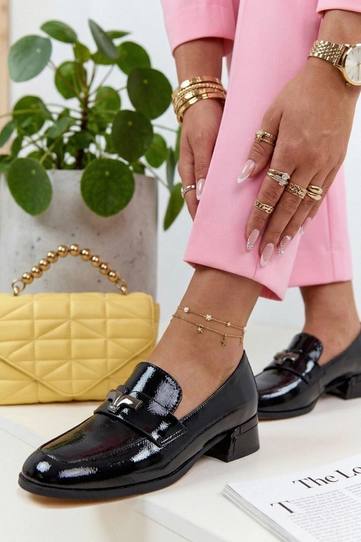 Schwarze elegante lackierte Mokassins...