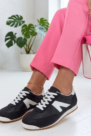 Schwarze Sportschuhe mit weißen Elementen Saga