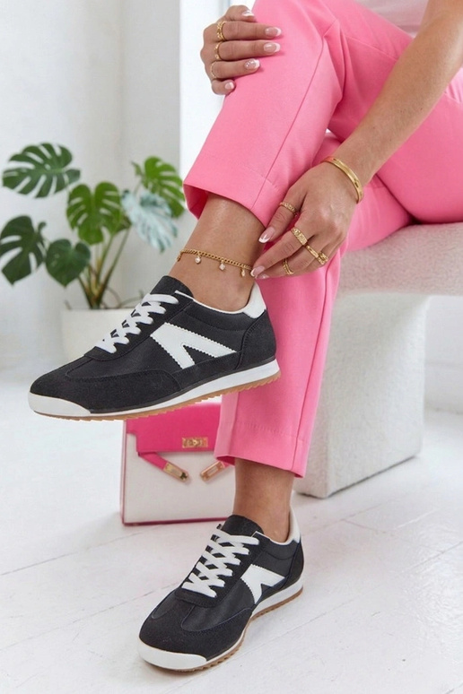 Schwarze Sportschuhe mit weißen...