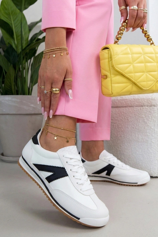 Weiße Sportschuhe mit schwarzen...