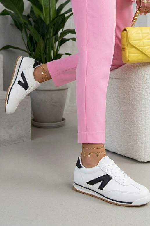 Weiße Sportschuhe mit schwarzen...