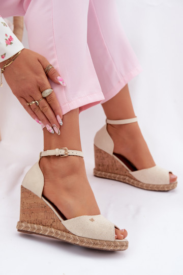 Damensandalen mit einer Plattform Mit Zopf INrangler 20261086.06V elfenbeinfarbe