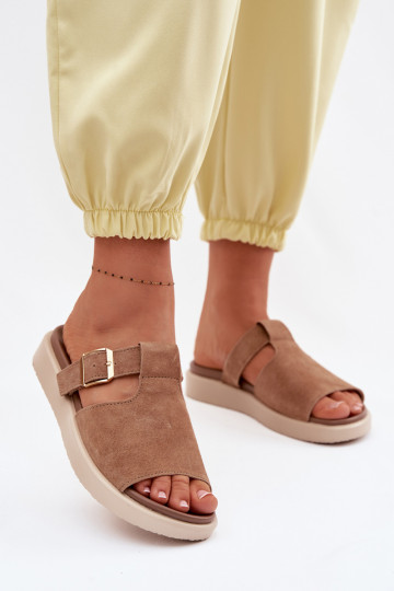 Damen-Suede-Slipper mit Plateausohle und goldfarbenen Schnallen Zemela braun