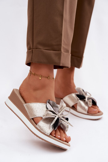 Lederhausschuhe mit einer PlattformDekoracyjnym Eine Blume S.Barski GR61-5989 goldene Farbe 2