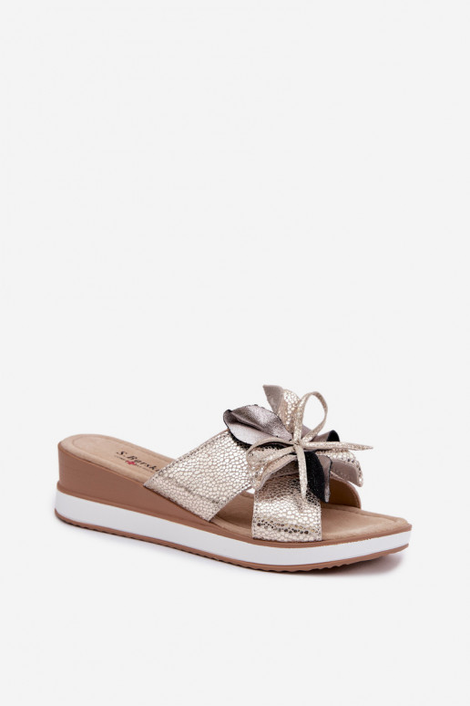 Lederhausschuhe mit einer PlattformDekoracyjnym Eine Blume S.Barski GR61-5989 goldene Farbe