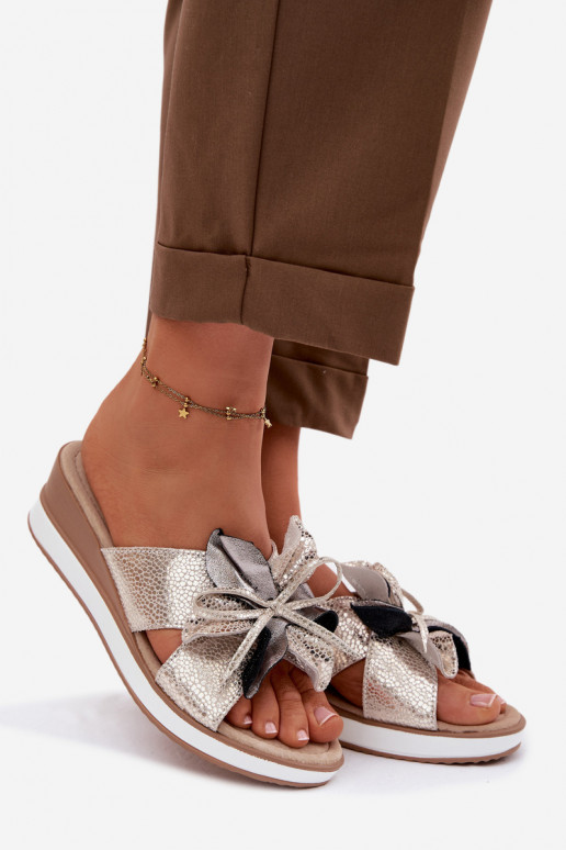 Lederhausschuhe mit einer PlattformDekoracyjnym Eine Blume S.Barski GR61-5989 goldene Farbe