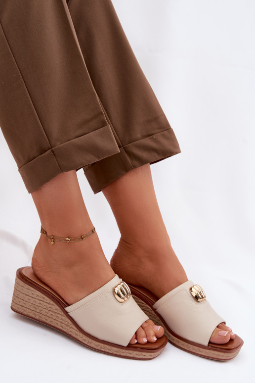 Damenhausschuhe mit einer PlattformImitacją Plecionki Sergio Leone KL325 Beige