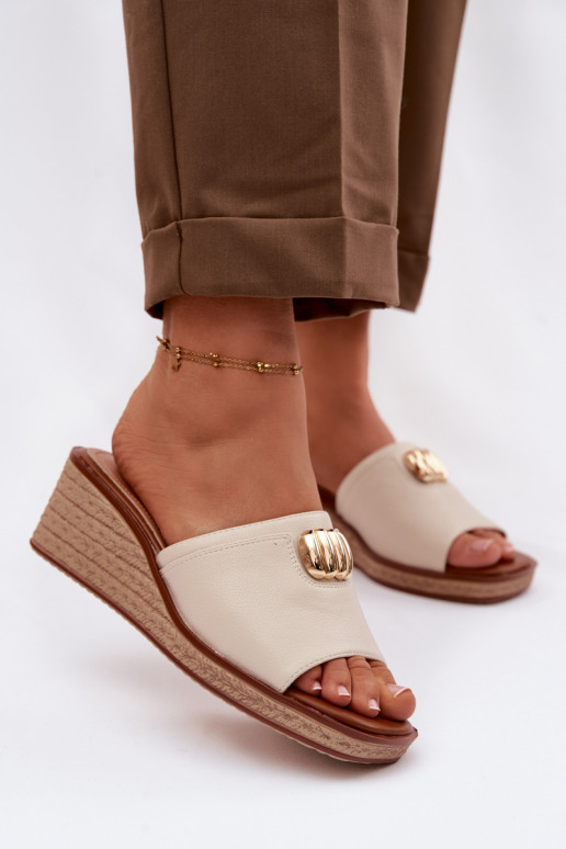 Damenhausschuhe mit einer PlattformImitacją Plecionki Sergio Leone KL325 Beige