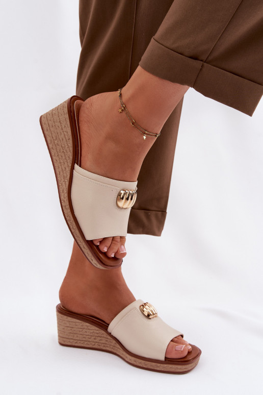 Damenhausschuhe mit einer PlattformImitacją Plecionki Sergio Leone KL325 Beige