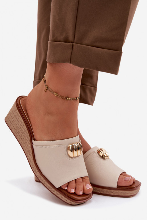 Damenhausschuhe mit einer PlattformImitacją Plecionki Sergio Leone KL325 Beige