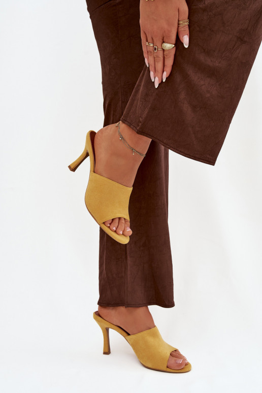 Damenhausschuhe mit dünnen Absätzenaus Öko-INildlederu gelbe Farbe Isolia