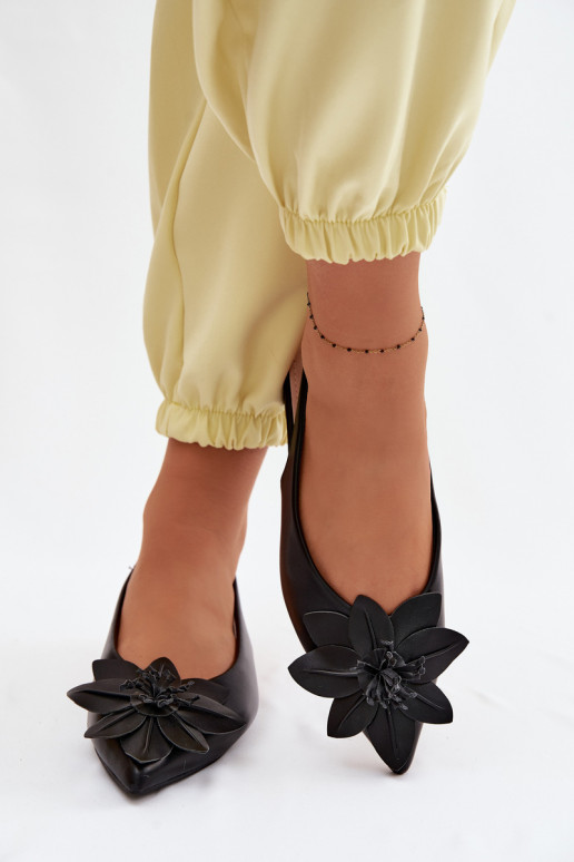 Damensandalen mit breiten AbsätzenDekoracyjnym Eine Blume schZuarze Farbe Telivette