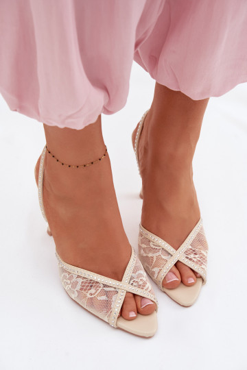 Damen Sandalen mit dünnen Absätzen und dekorierten Spitzen in Sand Melivelle