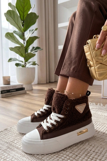 Braune kuschelige Sneakers mit Zirkonsteinen über dem Knöchel Lucia 2