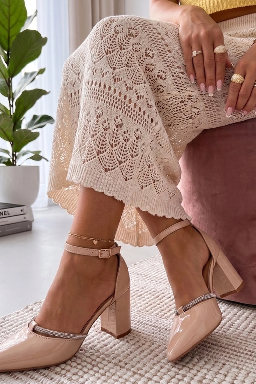 Sandfarbene lackierte Schuhe mit...