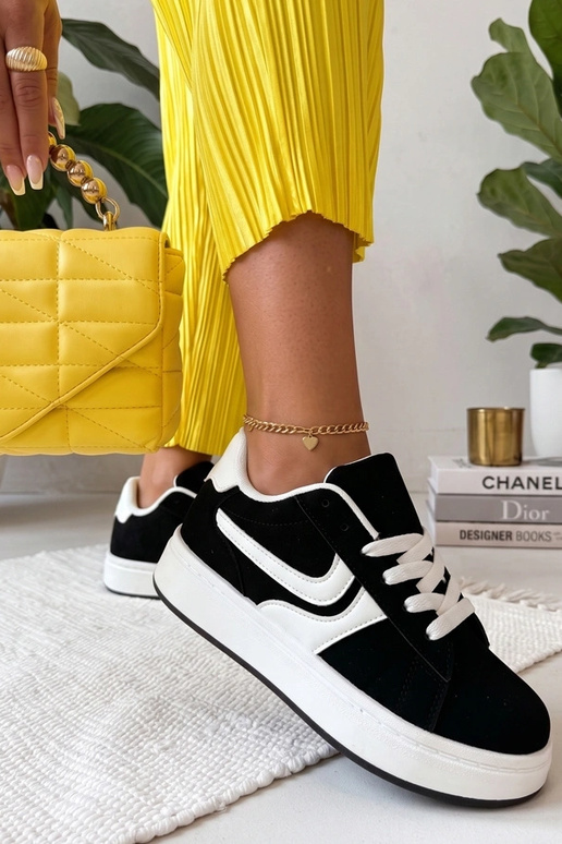 Schwarze Sportschuhe mit Plateau...