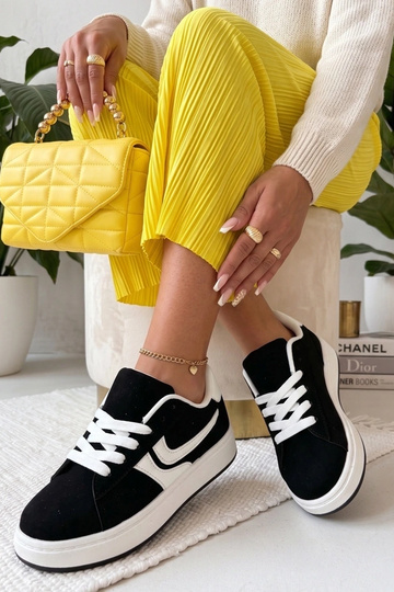 Schwarze Sportschuhe mit... 2