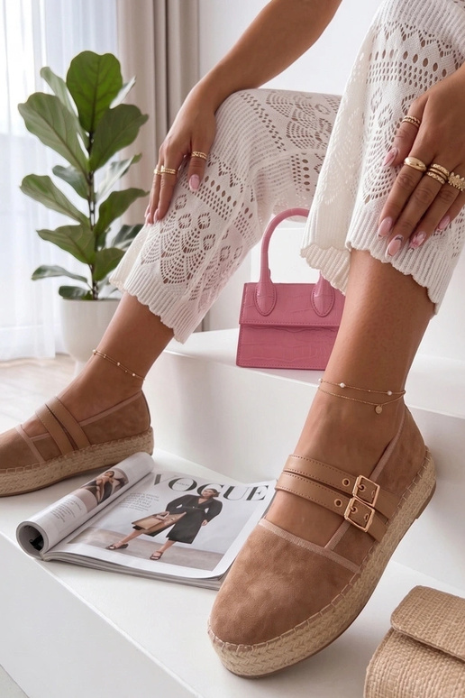 Sandfarbene Espadrilles auf Plattform...