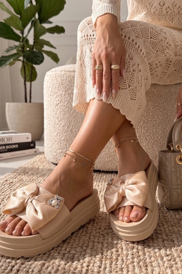 Beige Plattformclogs mit...