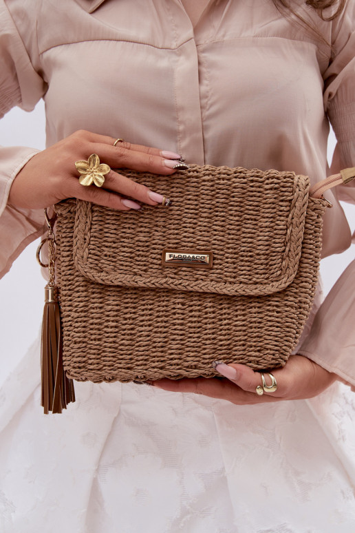 Eine kleine Handtasche Typu Briefträger mit durchbrochenen Elementen Braun Tamara