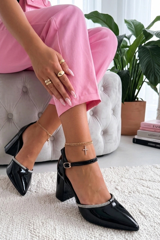 Schwarze lackierte Loafers mit...