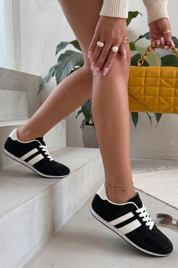 Schwarze Sneakers mit...