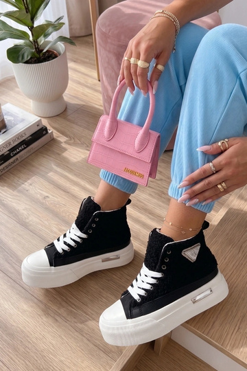 Schwarze Sneakers mit Fell und Zirkonia über dem Knöchel Lucia 2