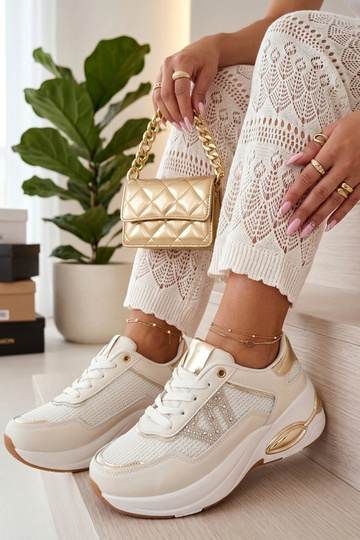 Sandfarbene Sneakers auf...