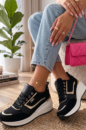 Schwarze Sneakers mit...