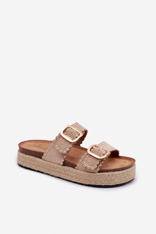 Sandfarbene Damen-Slipper mit Plattform, goldenen Schnallen und Nieten