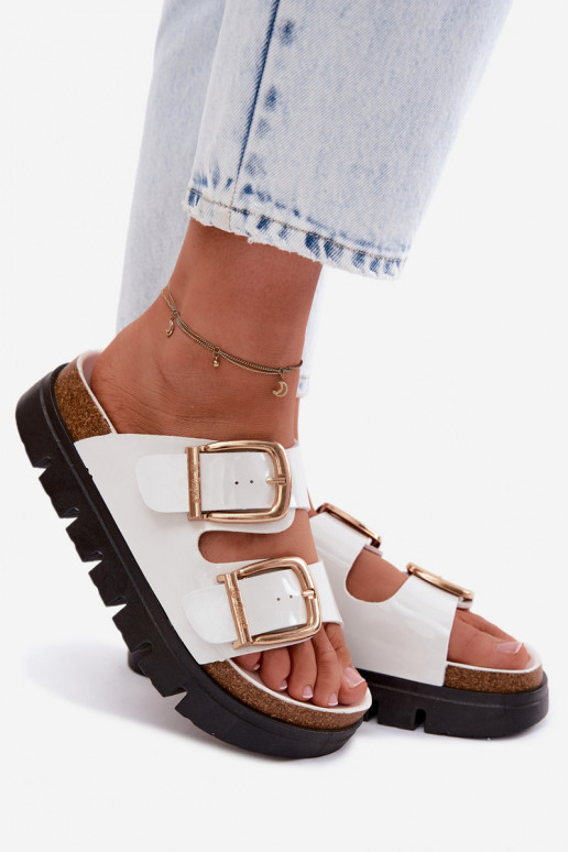 Weiße lackierte Damen-Slipper mit Plattform und goldenen Schnallen Lee Cooper LCIN-26-35-4460L