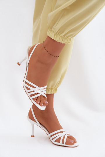 Weiße Sandalen mit dünnem Absatz und Riemen Velivelle