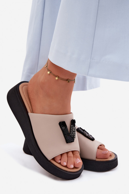 Leder-Damenschuhe mit V-förmigem Obermaterial auf Plattform Vinceza 66950, sandfarbe