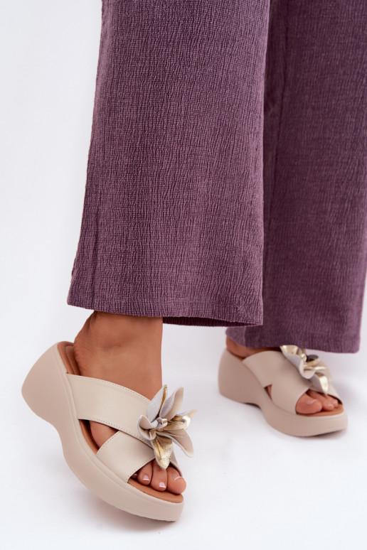 Lederhausschuhe mit einer Plattform Mit Dekorationen Eine Blume Vinceza 41511 Beige