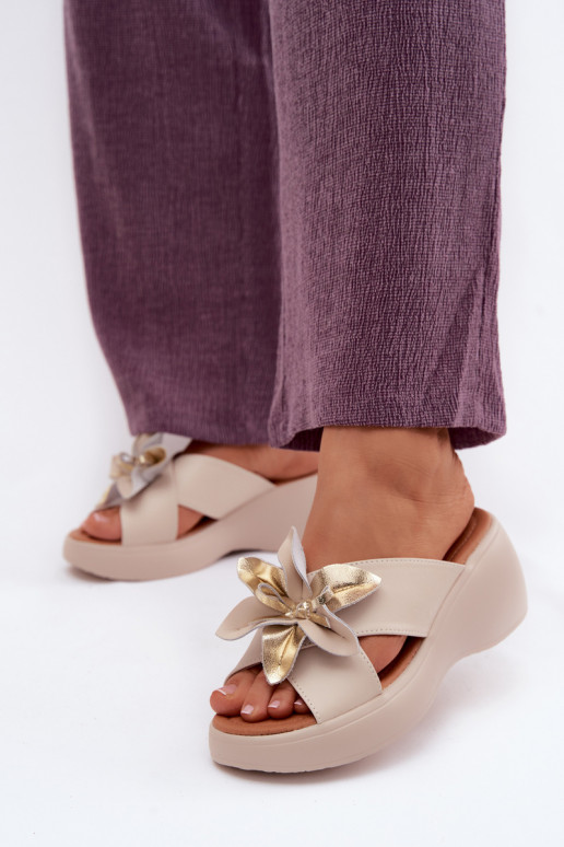 Lederhausschuhe mit einer Plattform Mit Dekorationen Eine Blume Vinceza 41511 Beige