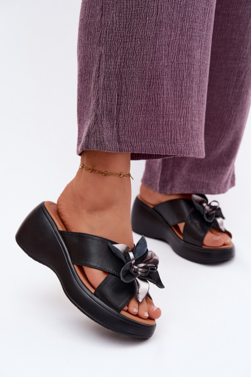 Lederhausschuhe mit einer Plattform Mit Dekorationen Eine Blume Vinceza 41511 schZuarze Farbe