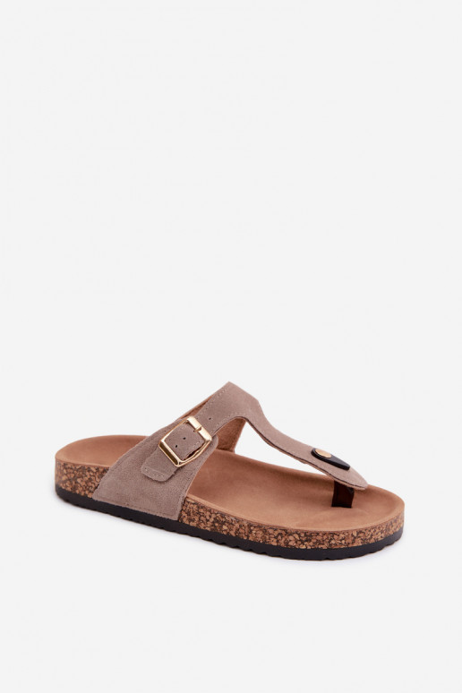 Sandfarbene Slipper aus Kunstveloursleder mit goldenen Schnallen Honey