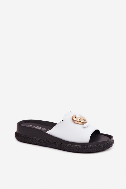 Lederne Slipper mit dekorativen Details in Weiß