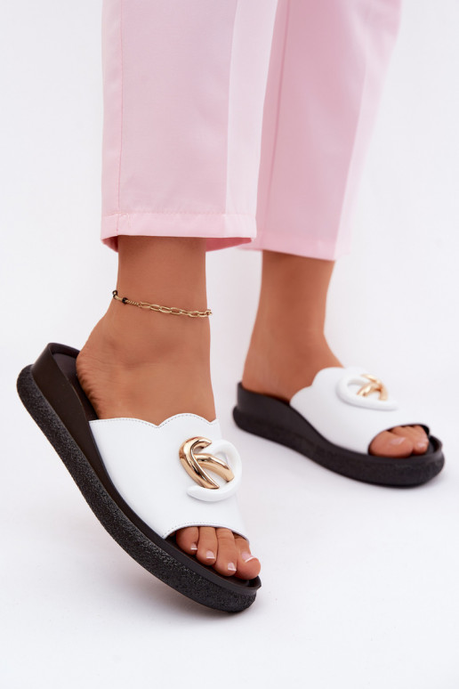 Lederne Slipper mit dekorativen Details in Weiß