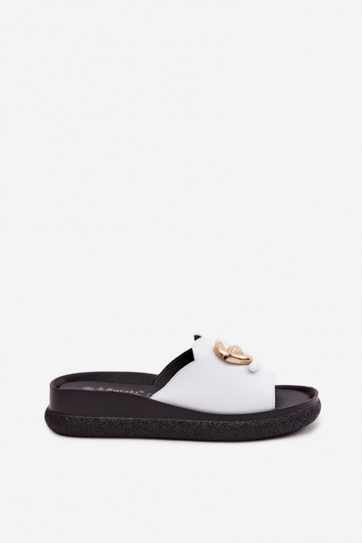Lederne Slipper mit dekorativen Details in Weiß