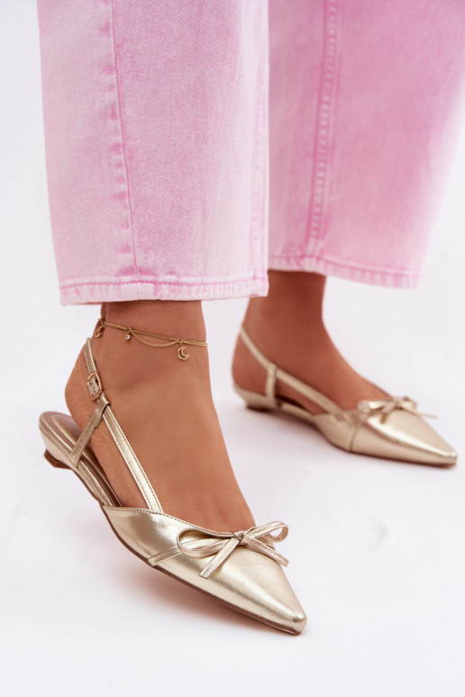 Goldene Damen-Sandalen aus Kunstleder auf niedrigem Absatz Jelmera