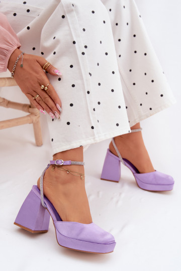 Violette Sandalen auf klobigen Absätzen mit funkelnden Nieten Seraphina