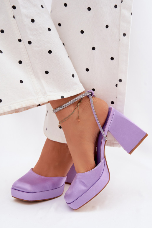 Damensandalen Auf massiven Absätzen Typu Słupek Pasek mit blitzenden Augen Violette Farbe Seraphina