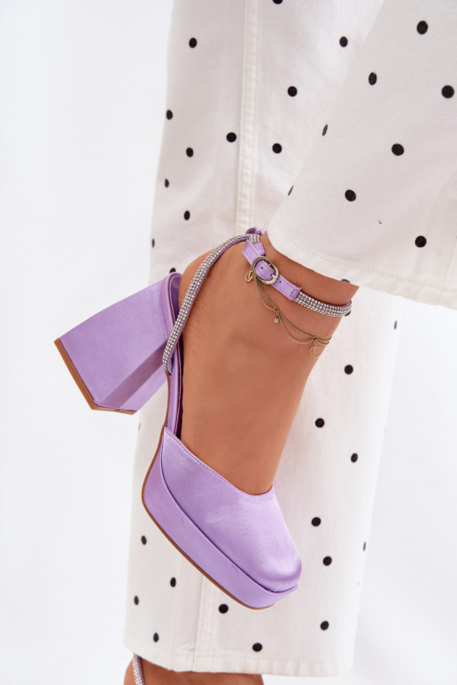 Damensandalen Auf massiven Absätzen Typu Słupek Pasek mit blitzenden Augen Violette Farbe Seraphina