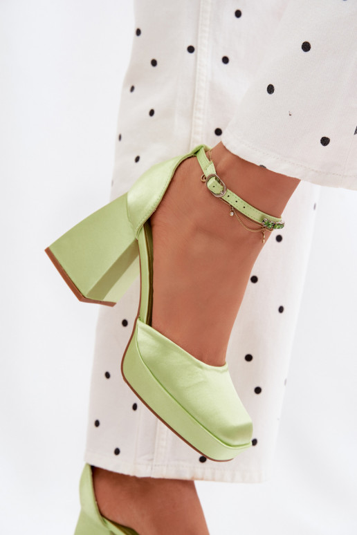 Grüne Sandalen mit Absatz und Satin-Finish Calistae