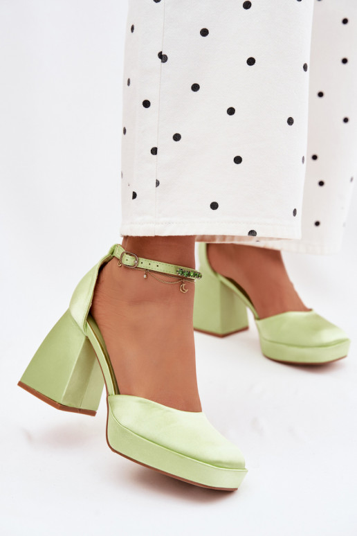 Grüne Sandalen mit Absatz und Satin-Finish Calistae
