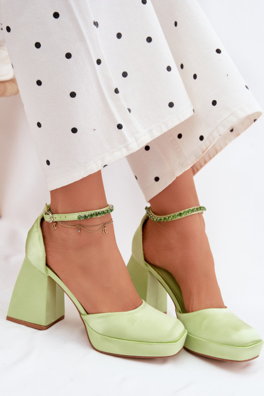 Grüne Sandalen mit Absatz und Satin-Finish Calistae